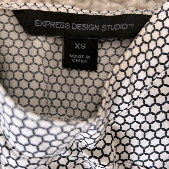 Bundle of silk tank tops - Picture 6 of 7